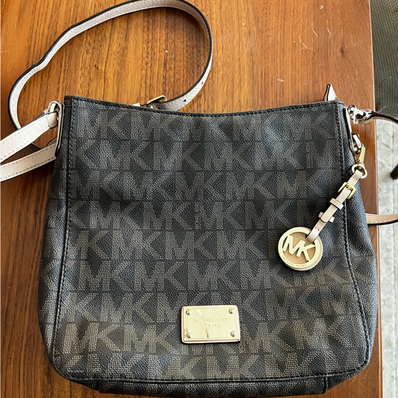 Crossbody/shoulder Michael Kors logo bag. Very good condition. - Picture 1 of 2